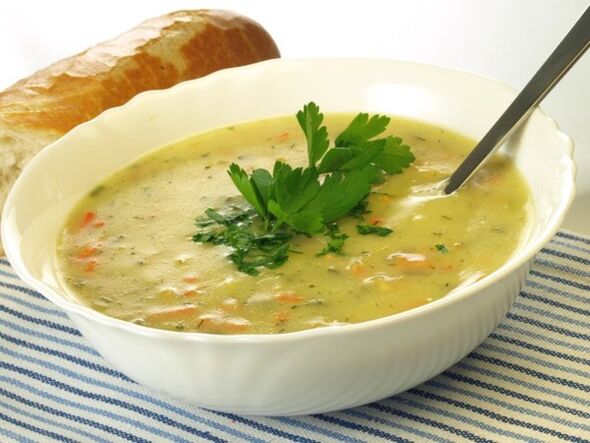Sopa de puré de verduras con grelos no menú da dieta para beber para a perda de peso